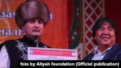 Төкмө акын Жеңишбек Жумакадырга баш байге тапшыруу учуру.  