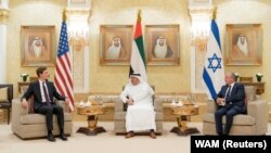 مشاور امنیت ملی اسرائیل (نفر اول از راست) و جرد کوشنر در دیدار با وزیر خارجه امارات، ۳۱ دسامبر ۲۰۲۰، ابوظبی