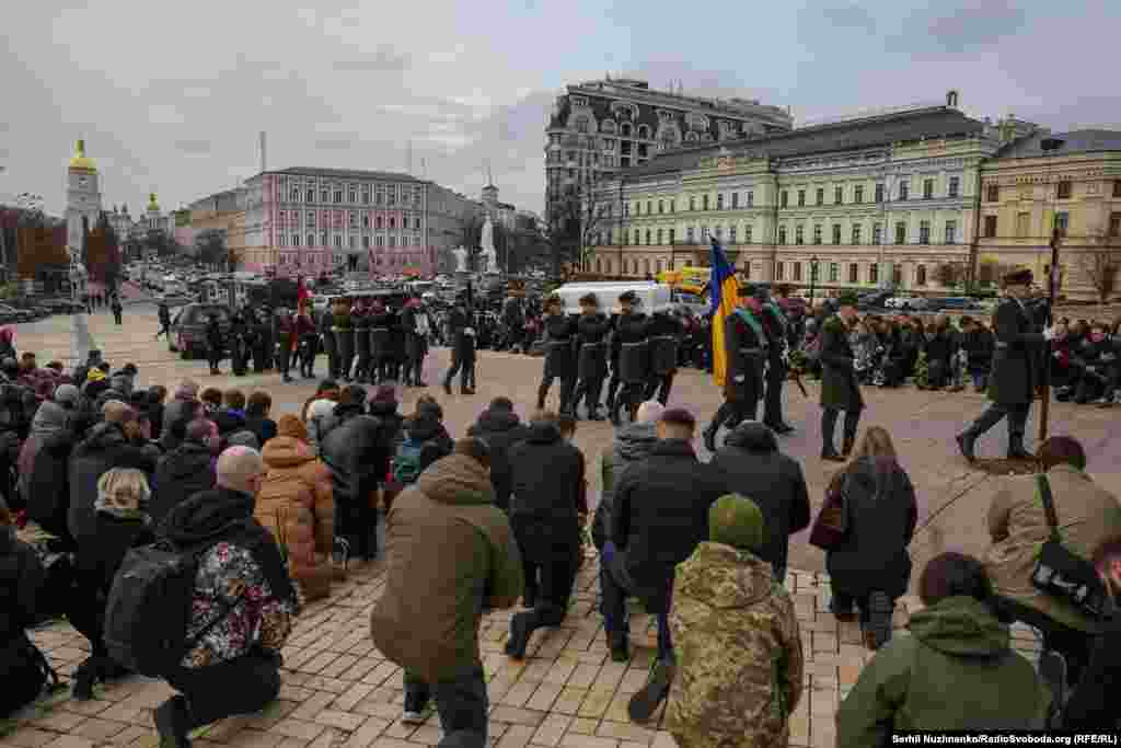 Похоронна процесія у центрі столиці України під час прощання з загиблими військовими «Акірою» та «Променем»