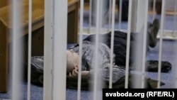 Судзяць апошняга вязьня Плошчы. Ён лёг на знак пратэсту, а потым пачаў рэзаць
вены. Фота з суду