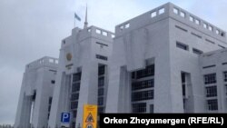 У здания суда казахстанской столицы.