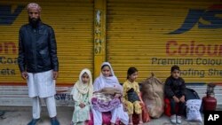 خانواده‌ای در یکی از روستاهای اوری واقع در کشمیر هند در حال ترک روستا پس از بالا گرفتن درگیری‌ها؛ جمعه ۱۹ اردیبهشت