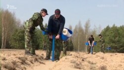 Лукашенко з песиком долучився до суботника попри коронавірус – відео