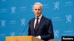 نخست‌وزیر نروژ در حال اعلام تصمیم کشورش برای به رسمیت شناختن کشور فلسطین