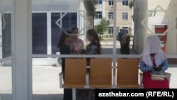 Автобусная остановка в Ашхабаде, июль, 2018