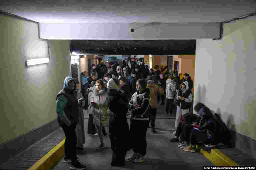 Чергова ніч для киян під звуками тривоги й вибухів. На фото: у Шевченківському районі Києва люди ховаються в укритті. Київ, 29 листопада 2025 року