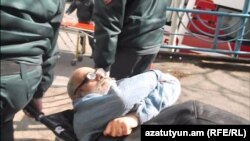 Полицейские везут Гаспари в суд, 15 февраля 2016 г. 