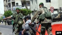 نیروهای ارتش لبنان در خیابانها ستقر شده و می کوشند در این شهر جنگ زده نظم را برقرار کنند.
(عکس از AFP)