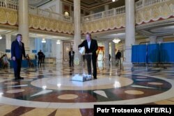 Қазақстанның бұрынғы президенті Нұрсұлтан Назарбаев елде АЭС салу туралы жалпыұлттық референдум кезінде дауыс беріп тұр. Астана, 6 қазан, 2024 жыл.