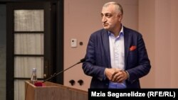 Мамука Хазарадзе не раз называл конкретные фамилии лиц, при которых было вскрыто письмо с угрозами и зачитан его текст