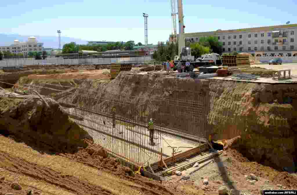 Mundan iki hepde ozal başlanan abatlaýyş işleriniň çäginde wokzalyň esasy binasynyň köçe tarapyna demir haýat aýlanyp, onuň öňünden geçýän Gurbansoltan eje şaýolunda agyr tehnika gurluşyk işlerini alyp barýar.