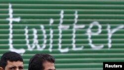 Arap dünýäsindäki aktiwistler öz protestleri barada aýtjak zatlaryny ile ýetirmek, käbir halatlarda hem üýşmeleňlerini koordinirlemek üçin Twitter we beýleki sosial mediadan peýdalanypdylar.