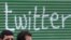 Arap dünýäsindäki aktiwistler öz protestleri barada aýtjak zatlaryny ile ýetirmek, käbir halatlarda hem üýşmeleňlerini koordinirlemek üçin Twitter we beýleki sosial mediadan peýdalanypdylar.