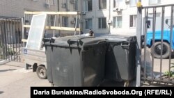 Заблокований виїзд із будівлі суду, Черкаси, 7 червня 2017 року