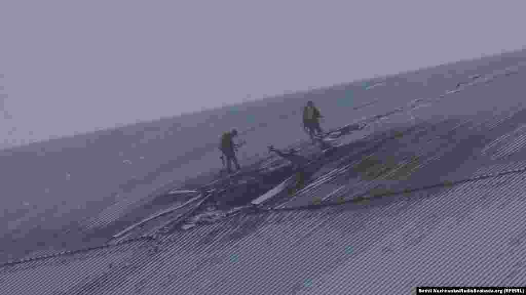 Об&#39;єкт-укриття (конфаймент) є інженерною спорудою, яка не має аналогів у світі. Його звели на кошти донорів із країн G7, щоб накрити бетонний &laquo;саркофаг&raquo;, яким, із великим ризиком для життя будівельників, у перші місяці після аварії накрили 4-ий енергоблок ЧАЕС. На фото &ndash; пошкодження, які завдав конфайменту російський ударний БПЛА. Внаслідок удару спалахнула пожежа. Біля та всередині укриття знайшли уламки російського дрона, повідомили в СБУ