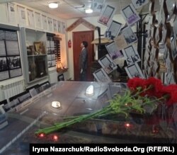 Глава Представництва НАТІВ – Ізраїльського культурного центру на півдні України Костянтин Блюз в одеському музеї Голокосту