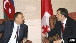 Встреча президента Грузии Михаила Саакашвили (справа) и президента Азербайджана Ильхама Алиева в Тбилиси (архивное фото)