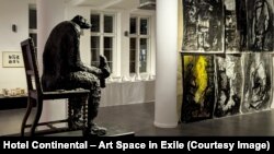 Скульптура Дитера Рукхаберле “Часть исследования” (1970) и работы Владимира Будникова из серии “Личный кабинет/Mein Konto”, 2024