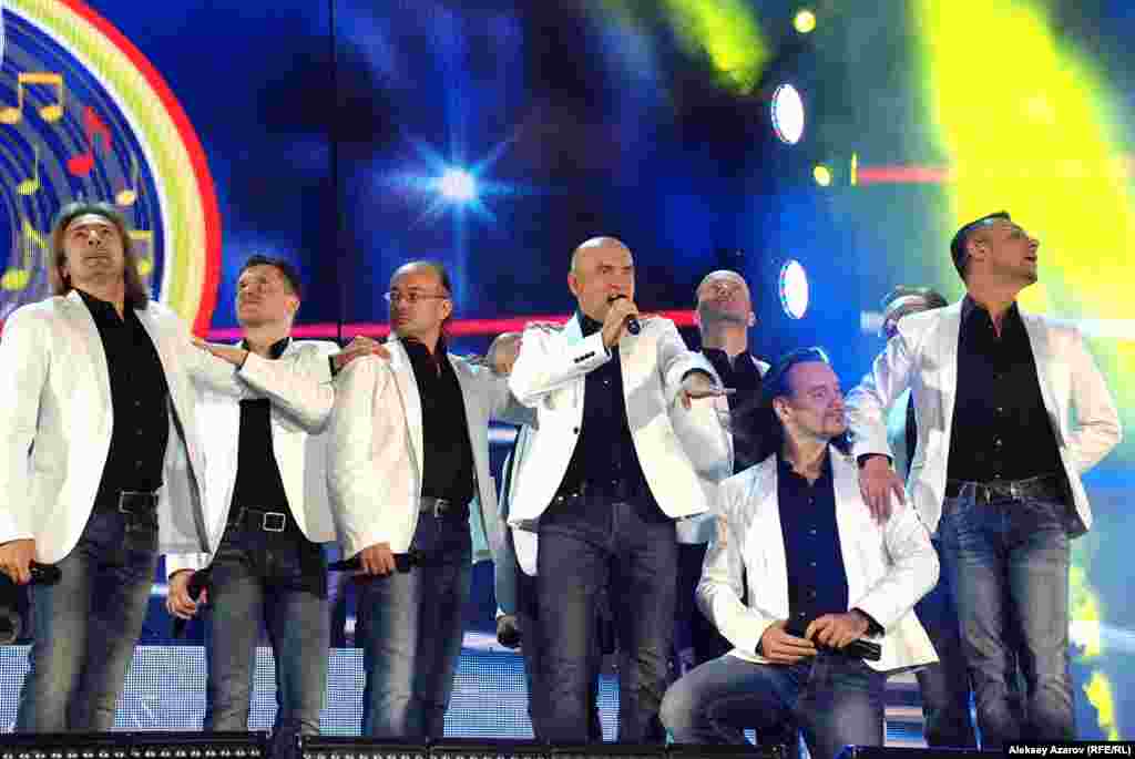 Мәңгілік достық&nbsp;  &nbsp; Фестивалге шақырылған шетелдік қонақтардың арасында ресейлік &laquo;Хор Турецкого&raquo; тобы да болды. Бұл топ көп тілде ән айтады. Бұл жолы италян және қазақ әндерін шырқады. Топ бір әнін Дариға Назарбаевамен айтты. &nbsp; 