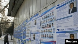 Предвыборные плакаты кандидатов в депутаты маслихатов. Иллюстративное фото.  