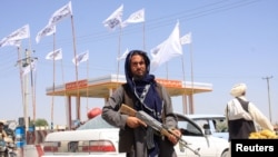 Боец "Талибана" в пригороде Кабула. 14 августа 2021 года.