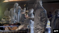 Ситуація з коронавірусом в Індії, де живе 1,3 мільярда людей, погіршується через відсутність ліжок у лікарнях, кисню і ліків, десятки країн надсилають невідкладну медичну допомогу для полегшення кризи