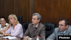 Депутаты НС Гагик Минасян (в центре), Арцвик Минасян (справа), 20 июля 2011 г.