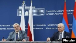 Armenia - Foreign Minister Edward Nalbandian (R) and his Polish counterpart Witold Waszczykowski at a joint news briefing in Yerevan, 20Oct2017 