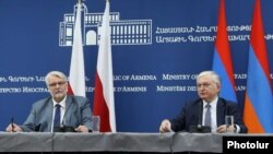Армения -- Глава МИД Армении Эдвард Налбандян (справа) и глава МИД Польши Витольд Ващиковский на совместной пресс-конференции, Ереван, 20 октября 2017 г.