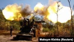 Українські військові 44-ї окремої артилерійської бригади ЗСУ ведуть вогонь по позиціях армії РФ із гаубиці 2С22 «Богдана», Запорізька область, 20 серпня 2025 року