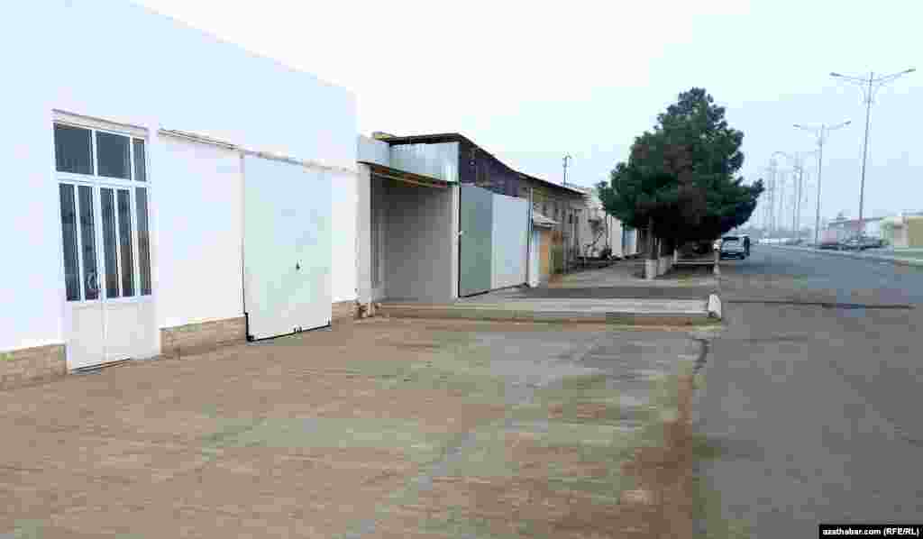 Dükan eýeleriniň aýtmagyna görä, şu gün, ýagny 30-njy noýabrda, dükanlardan käbiri gaýtadan açyldy.