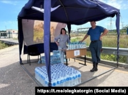 Пункт роздавання води російським туристам, які застрягли в заторах біля Керченського мосту під час курортного сезону, 14 липня 2025 рік