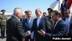 Հայաստանի փոխվարչապետ Մհեր Գրիգորյանը «Զվարթնոց» օդանավակայանում դիմավորում է Իրանի նախագահ Մասուդ Փեզեշքիանին, Երևան, 18-ը օգոստոսի, 2025թ. 