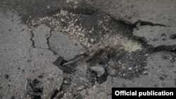 Հրթիռակոծման հետևանքով քանդված ճանապարհ Ստեփանակերտում, 2-ը հոկտեմբերի, 2020թ.