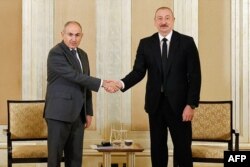 Нікол Пашыньян і Ільхам Аліеў на перамовах у Абу-Дабі, 10 ліпеня 2025 году