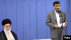 در حالی که روند انتقاد از دولت محمود احمدی نژاد شدت گرفته است، آیت الله خامنه ای با انتقاد از مخالفان دولت نهم، آنها را به «تخريب» این دولت متهم کرد. (عکس: فارس)