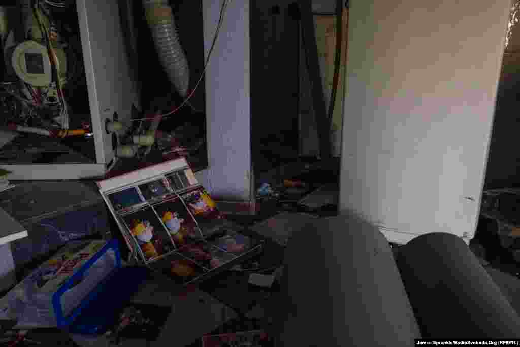 Фотоальбом сім&#39;ї, яка покинула свій будинок після початку бойових дій біля Донецька. Тепер тут живуть і готують їжу в їхньому каміні бійці 93-ї бригади &nbsp;