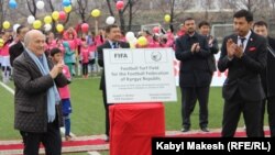 ФИФАнын президенти Йозеф Блаттер Бишкектеги жаңы футбол талаасынын ачылышында, 25-март, 2014.