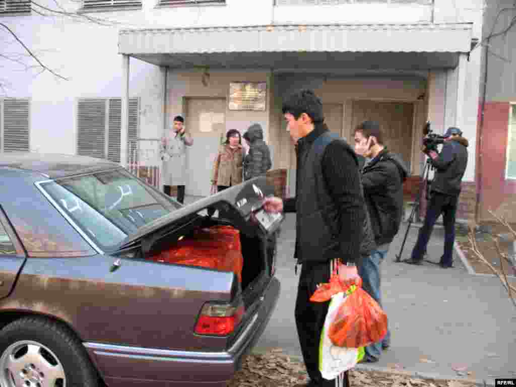 Сотрудники КНБ увозят компьютеры, изъятые во время обыска в редакции газеты  "Алма-Ата инфо".  Алматы, 1 декабря 2008 г. - Сотрудники КНБ увозят компьютеры, изъятые во время обыска в редакции газеты  "Алма-Ата инфо".  Алматы, 1 декабря 2008 года. 