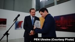 Ахтем Сеітаблаєв (п) під час отримання премії, Київ, 12 вересня 2020 року