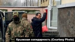 Эмиль Курбединов возле здания Киевского районного суда Симферополя