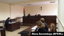 Изида Чаниа выразила удивление в связи с тем, что самого истца на процессе нет, а вместо него его «честь и достоинство» пришли защищать юрист Лана Цаава и адвокат Фрида Лазба