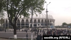 Бунёдкор стадиони олдида чипта кутаётган футбол ишқибозлари