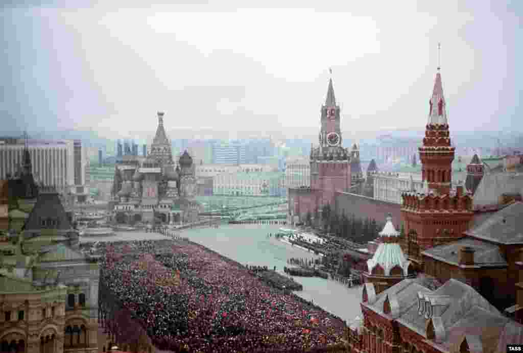 Қызыл алаңдағы азалы шараға мыңдаған адам қатысты