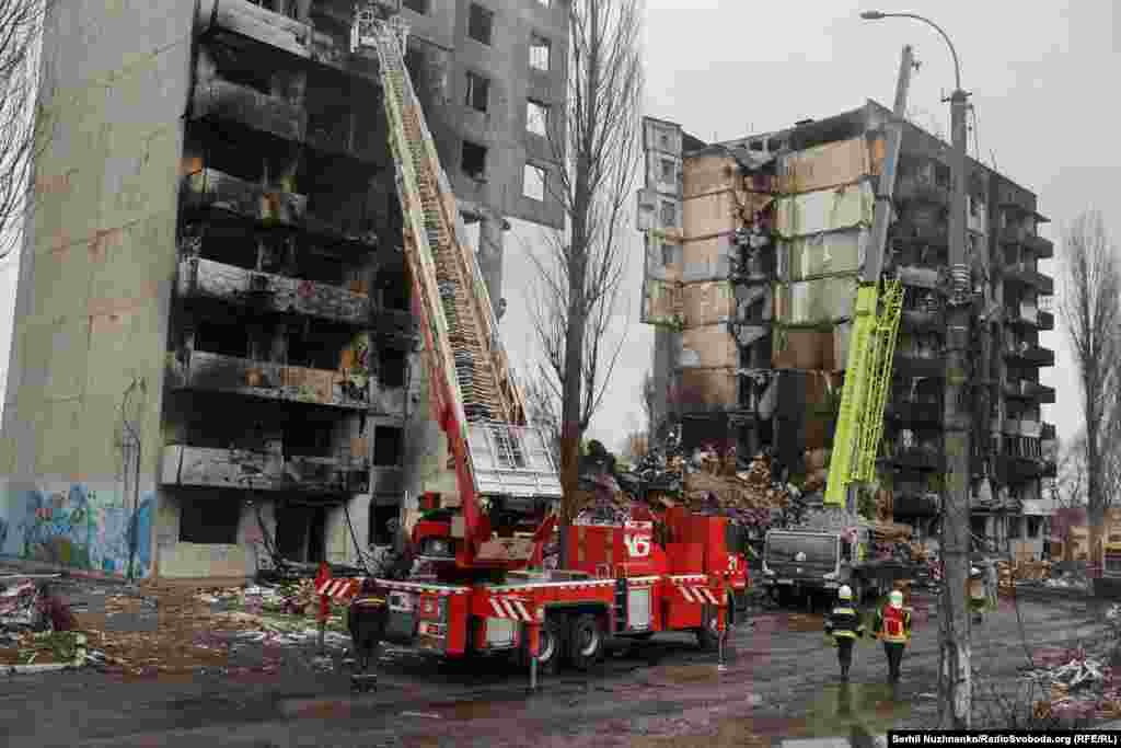 Після авіанальоту 2 березня 2022 року від будинку на три підʼїзди та девʼять поверхів залишилися бічні квартири. Зараз він демонтований