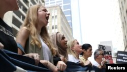 شماری از معترضان به سیاست‌های مهاجرتی ترامپ در شهر هیوستون٬‌ایالت تگزاس- شنبه٬ ۹ تیرماه