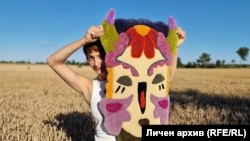 Младата артистка Александра Камбурова с една от кукерските маски, които е изработила с модерната техника тъфтинг