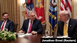 Слева направо: Джей Ди Вэнс, Виктор Орбан и Дональд Трамп на встрече в Белом доме, Вашингтон, 7 ноября 2025 года