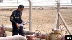 عدم امنیت لوله های نفتی عراق، یکی از مشکلات بزرگ صنعت نفت این کشور (عکس: epa)