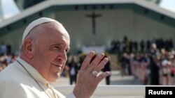 Папа римский Франциск  во время службы в казахстанской столице. 14 сентября 2022 года